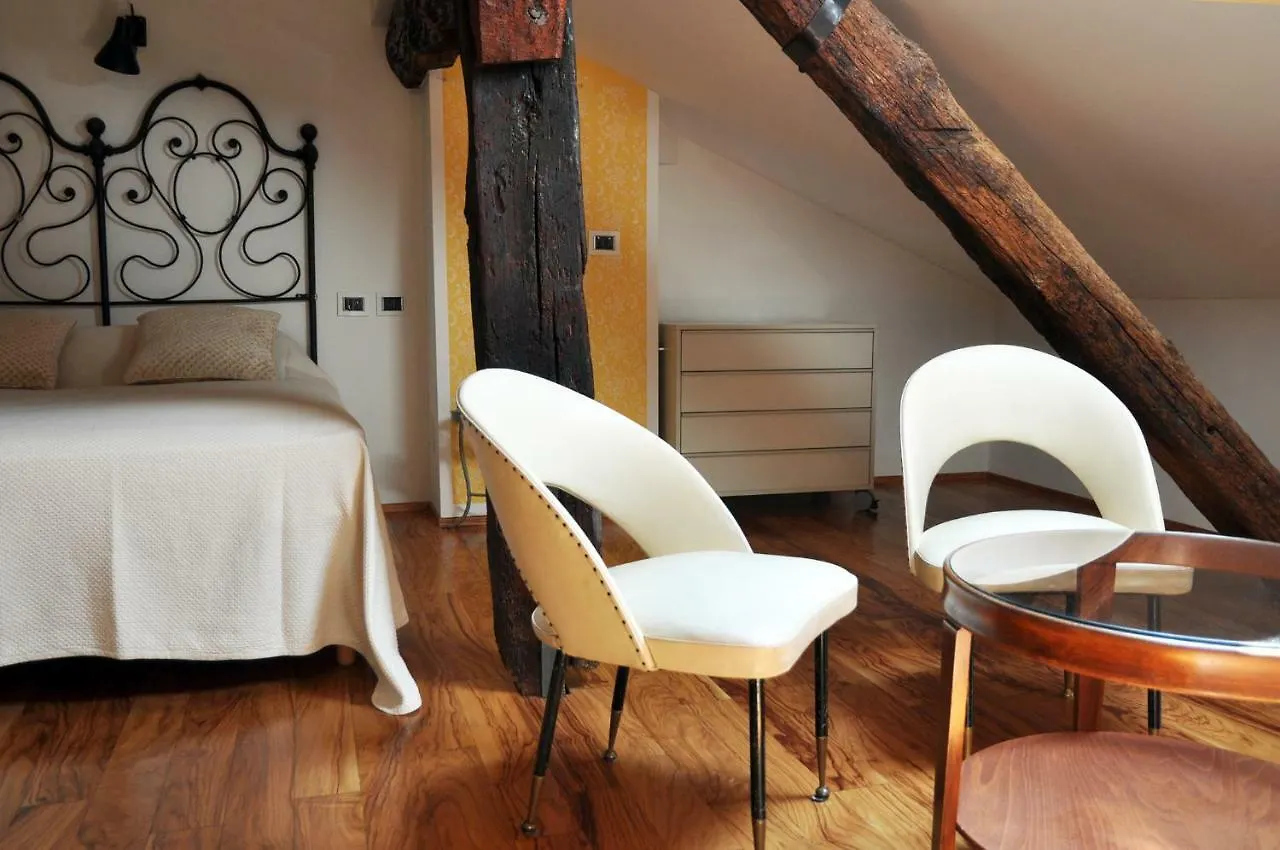 Guesthouse Red Sofa Bolonya İtalya